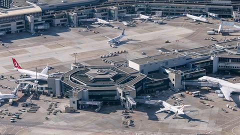 Terminal mit Flugzeugen von oben