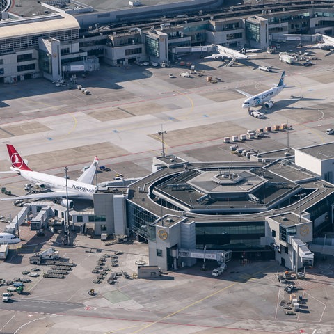 Terminal mit Flugzeugen von oben