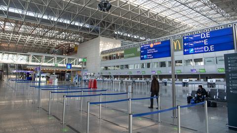 Fast menschenleer ist das Terminal 2 am Frankfurter Flughafen.