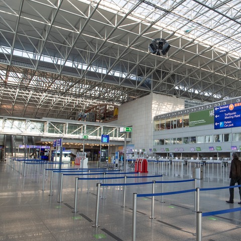 Fast menschenleer ist das Terminal 2 am Frankfurter Flughafen.