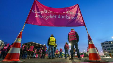 Mitglieder der Fachgewerkschaft für Kommunal-Beamte und Arbeitnehmer im Deutschen Beamtenbund (Komba) haben die Arbeit niedergelegt und halten in den frühen Morgenstunden eine Kundgebung auf dem Rhein-Main-Flughafen ab. 