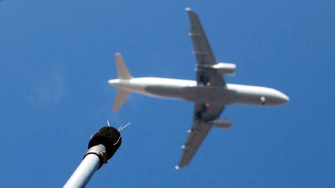 Lärmmessgerät und Flugzeug im Anflug