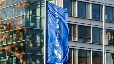 Ein Bürogebäude, vor dem eine Flagge mit der Aufschrift "Deutsche Flugsicherung" hängt.