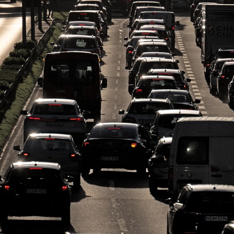 Dichter Verkehr auf einer dreispurigen Straße in Frankfurt.