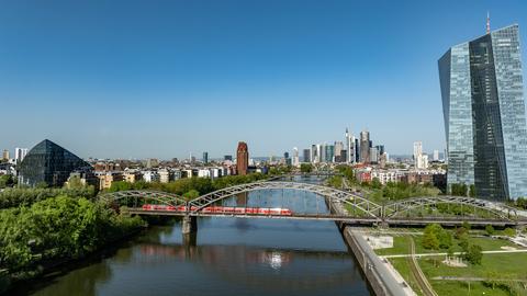 Blick auf die Deutschherrnbrücke in Frankfurt