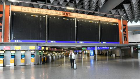 Flughafen Frankfurt, leere Anzeigetafel in Terminal 1