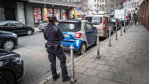 Tausende Privatanzeigen gegen Falschparker in Frankfurt - oft unbearbeitet