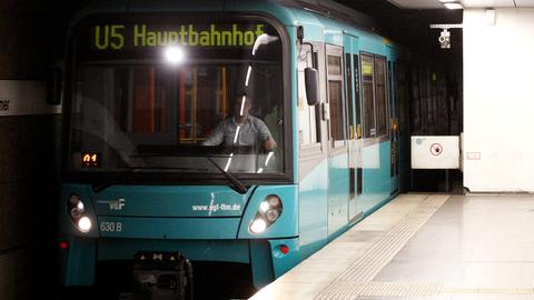 Eine türkisfarbene U-Bahn mit der Aufschrift "U 5 Hauptbahnhof" an der Stirn fährt aus dem Tunnel einer Haltestelle.