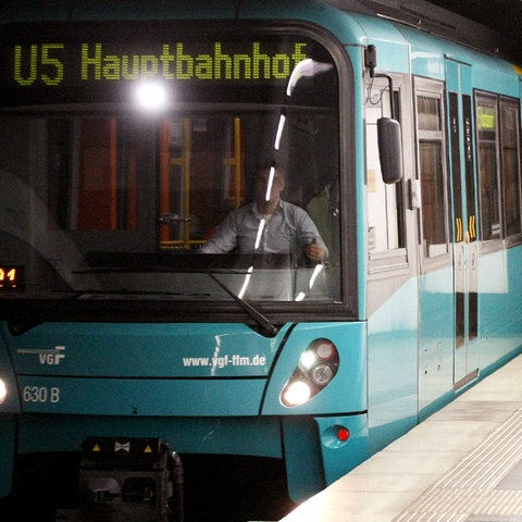 Eine türkisfarbene U-Bahn mit der Aufschrift "U 5 Hauptbahnhof" an der Stirn fährt aus dem Tunnel einer Haltestelle.