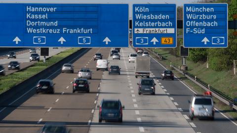 Autos auf der Autobahn am Frankfurter Kreuz