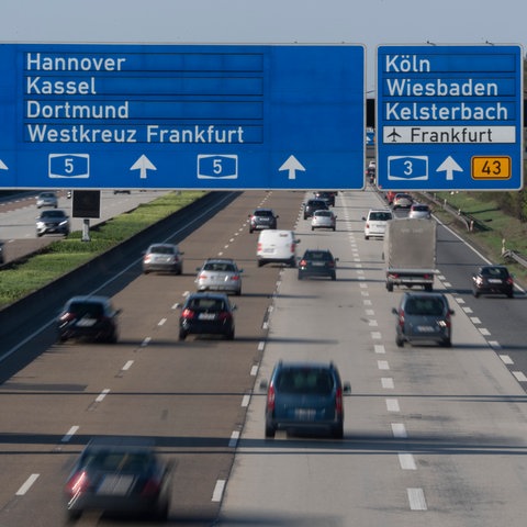 Autos auf der Autobahn am Frankfurter Kreuz