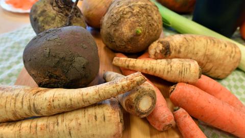 Rote Bete und Karotten werden durch von Zikaden übertragenen Bakterien geschädigt