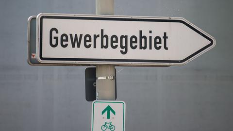 Schild mit der Aufschrift "Gewerbegebiet"