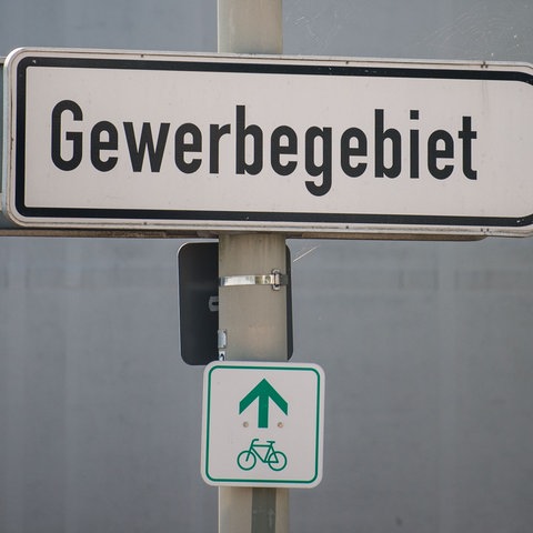 Schild mit der Aufschrift "Gewerbegebiet"