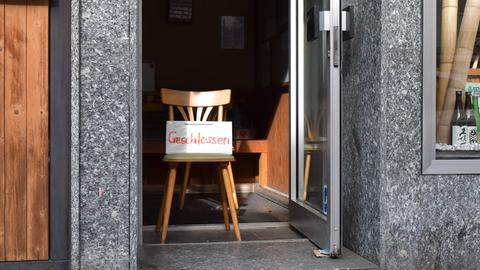 In einer Tür steht ein Stuhl mit Schild "Geschlossen"