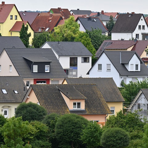 Mehrere Einfamilienhäuser in einem Wohngebiet.