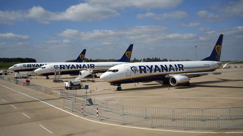 Drei Ryanair-Maschinen parken am Flughafen Hahn. 