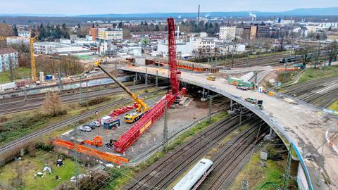 Foto aus der Vogelperspektive von der Baustelle einer Brücke.