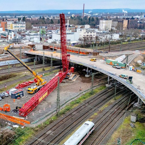 Foto aus der Vogelperspektive von der Baustelle einer Brücke.