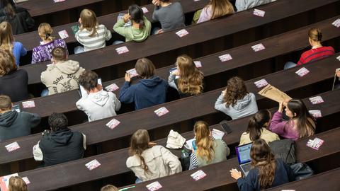 Studierende sitzen in einem Hörsaal.