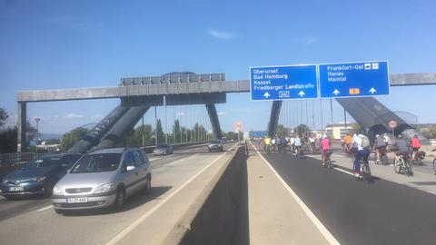 Radler fahren beim Klimaprotest gegen die IAA auf der 661 in Frankfurt.