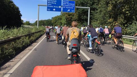 Fahrradfahrer bei der Anti-IAA-Demo auf der Autobahnauffahrt zur A661 bei Offenbach