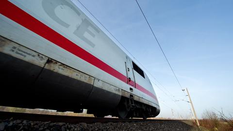 Ein ICE der Deutschen Bahn auf freier Strecke