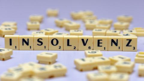 Das Wort "Insolvenz" gelegt mit Scrabble-Steinen