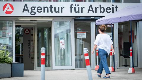 Eine Frau geht in die Agentur für Arbeit in Frankfurt am Main