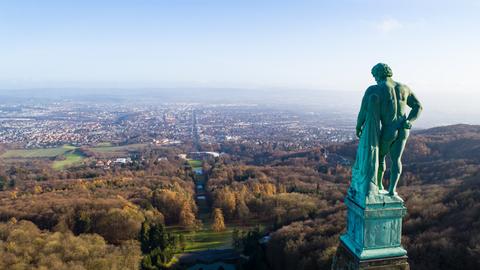 Rückansicht der Herkules-Statue mit Blick auf Kassel