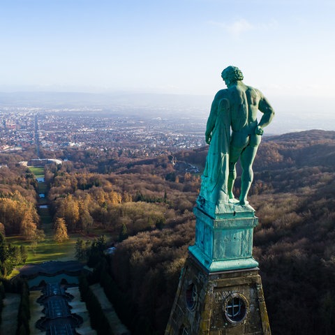 Rückansicht der Herkules-Statue mit Blick auf Kassel