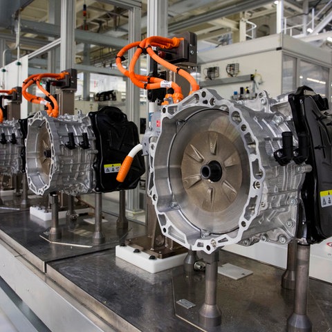 Produktion von Elektro-Motoren im VW-Werk in Baunatal - Blick in die Produktionshalle - mehrere Motoren in Reihe auf Montageständern. 