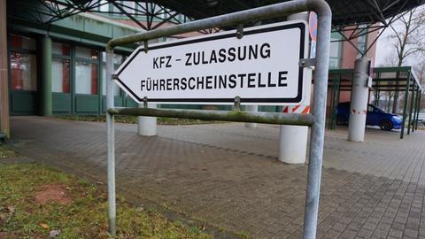 Auf einem Schild im hessischen Korbach steht "KFZ-Zulassung"