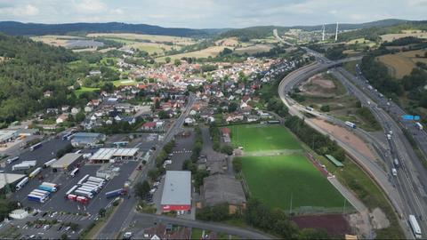 Eine Drohneneaufnahme zeigt Kirchheim aus der Luft.