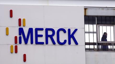 Logo der Firma Merck am Firmensitz in Darmstadt