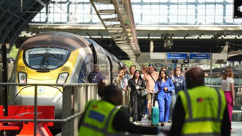 Reisende steigen aus einem Eurostar-Zug in London aus.