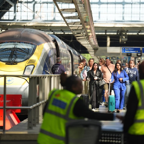 Reisende steigen aus einem Eurostar-Zug in London aus.