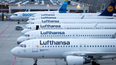 Abgestellte Flugzeuge der Lufthansa sowie eines der Tochtergesellschaft Discovery stehen auf dem Flughafen Frankfurt. 