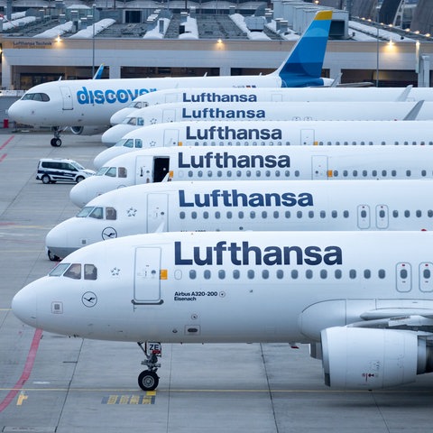 Abgestellte Flugzeuge der Lufthansa sowie eines der Tochtergesellschaft Discovery stehen auf dem Flughafen Frankfurt. 