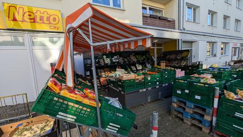 Blick auf die Fassade der Netto-Filiale in Darmstadt. Davor stehen Obst und Gemüse in Kisten. 