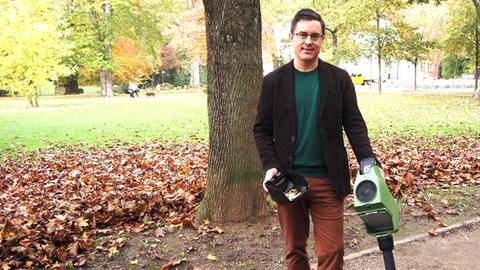 Victor Fischer mit seinem Outdoor-Staubsauger CityBee.