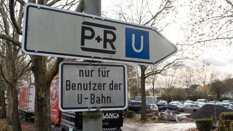 Schilder weisen auf einen Park-and-Ride Parkplatz in Frankfurt hin.