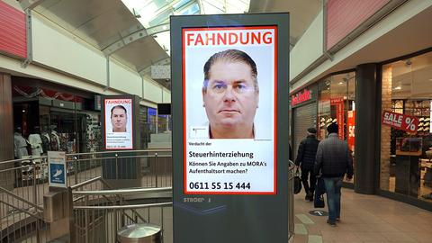 Fahndungsfoto nach einem Mann mit zurückgelegten Haaren in einem Hamburger Einkaufszentrum