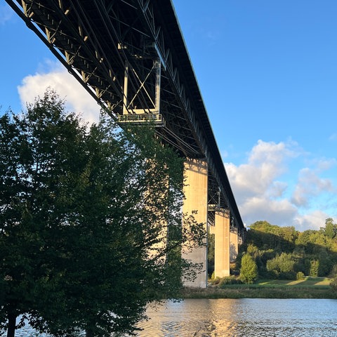 Die Bergshäuser Brücke bei Fuldabrück.