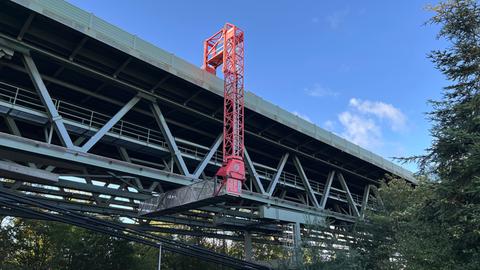 Das Brückenuntersichtgerät in Aktion. Oben auf der Fahrbahn steht der LKW, daran der Ausleger mit dem Korb, der unter die Fahrbahn geschoben wird.