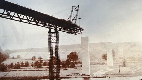 Ein historisches Foto zeigt den Bau der Bergshäuser Brücke