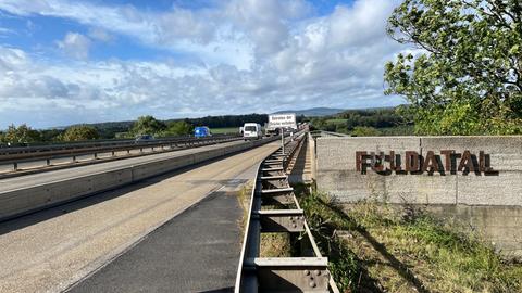 Blick auf die Bergshäuser Brücke: rechts eine Mauer mit der Aufschrift "Fuldatal", links ist die zum Teil gesperrte Fahrbahn.