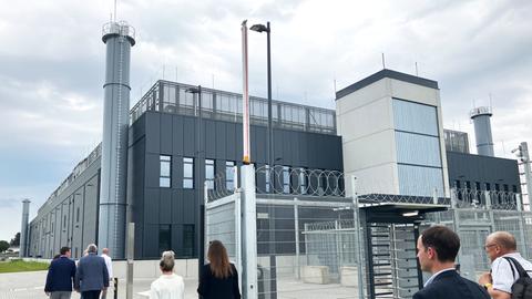 Rechenzentrum in Hattersheim - ein hohes graues Gebäude von außen