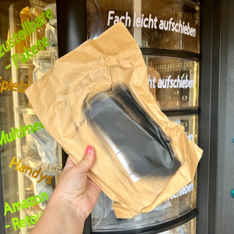 Paket mit geschwärzter Adresse