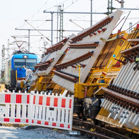 Vormontierte Weichensegmente auf einem Bauzug